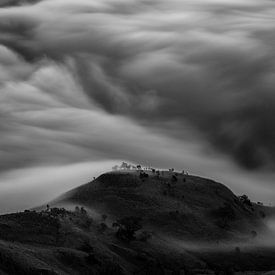 Langzeitbelichtung von Wolken und Bergen mit Blick vom Mount Rinjani in Lombok, Indonesien von Shanti Hesse