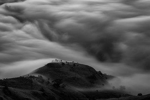 Lange belichting van wolken en bergen met uitzicht vanaf Mount Rinjani in Lombok, Indonesië