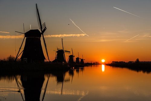 Zonsopkomst bij de molens van Kinderdijk.