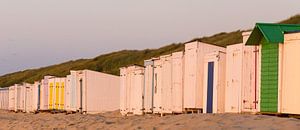 Gesloten strandcabine bij zonsondergang aan het strand van Oostkapelle, Zeeland, Holland, Nederland. sur Ad Huijben