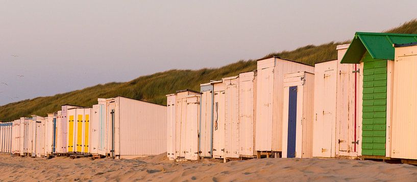 Gesloten strandcabine bij zonsondergang aan het strand van Oostkapelle, Zeeland, Holland, Nederland. van Ad Huijben