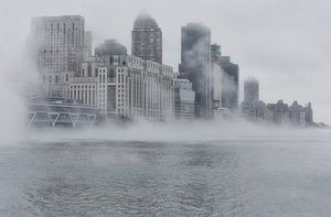 Misty East River (New York City) sur Marcel Kerdijk