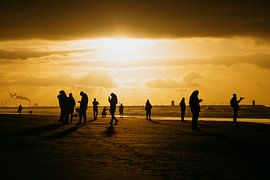 Walkers enjoy golden hour in Scheveningen by Sander de Vries