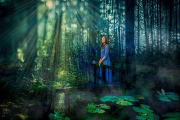 Schöne junge Frau auf dem Ausguck im Wald von Laura van der Burgt