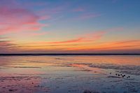 Kleurrijke zonsondergang op het wad