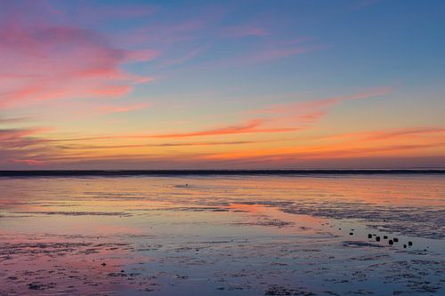 Farbenfroher Sonnenuntergang im Watt