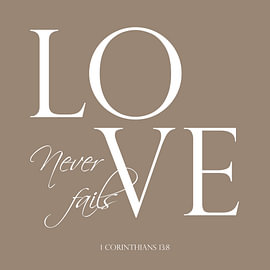 Love Never Fails – Christelijke Tekst in Taupe van Sandra Hazes