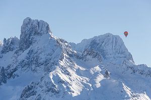 Berglandschap "Winter & Luchtballon" van Coen Weesjes