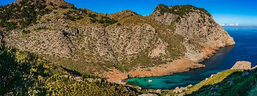 Mallorca eiland, mooie weergave van baai strand Cala Figuera bij Pollenca