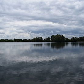 Réflexion des nuages dans l'eau ; sur Pascal Engelbarts