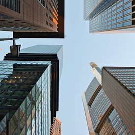Look up in der Skyline der modernen Metropole Frankfurt am Main von Fotos by Jan Wehnert