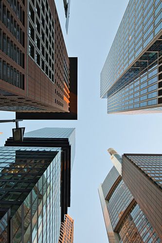 Look up in der Skyline der modernen Metropole Frankfurt am Main von Fotos by Jan Wehnert