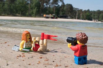 Lars maakt foto van zandkasteel