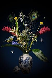 Stilleven bloemen in Delfts blauw met koolmees van Marjolein van Middelkoop