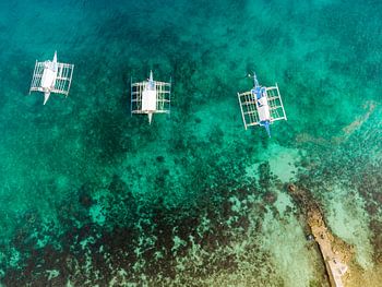 Boote vor Anker am Pier
