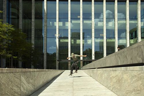 Skateboarder in de zon van Koos Hageraats