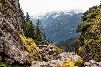 Uitzicht berglandschappen Silberkarklamm Oostenrijk tijdens de herfst