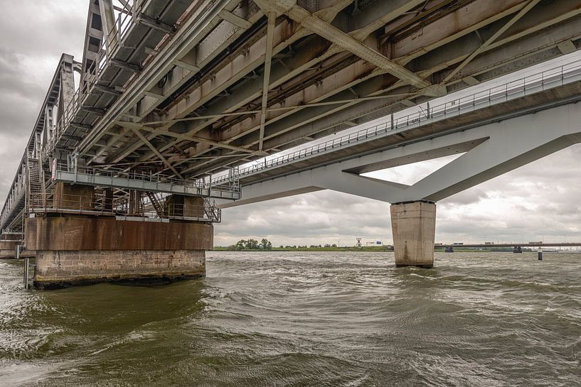 Eisenbahnbrücken über das Hollandsch Diep, Moerdijk, Niederlande von Ruud Morijn