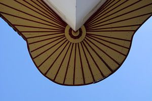 Onderkant van een balkon tegen stralend blauwe lucht van Adri Vollenhouw