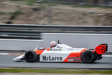 Klassieke McLaren F1 raceauto op circuit Zandvoort