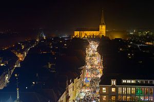 Skyline von Kampen, Abendansicht mit der Oudestraat und der Bovenkerk