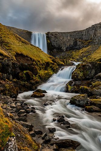 Stromend water langs de berg