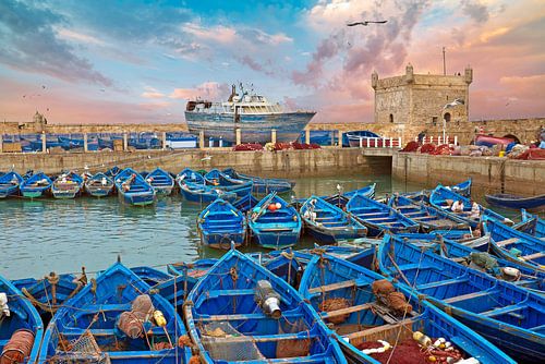Boten in de haven van Essaouria. Essaouria is de populairste stad aan de  Atlantische kust bij zonsondergang in Marokko