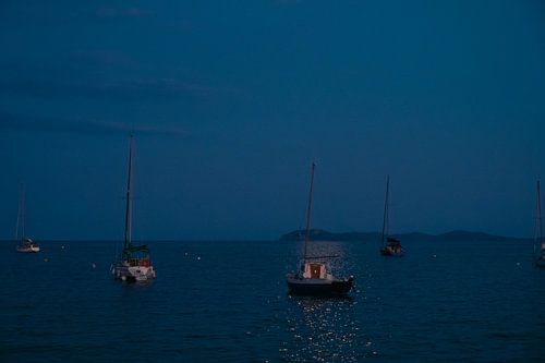Voiliers à l'ancre sur la plage au clair de lune
