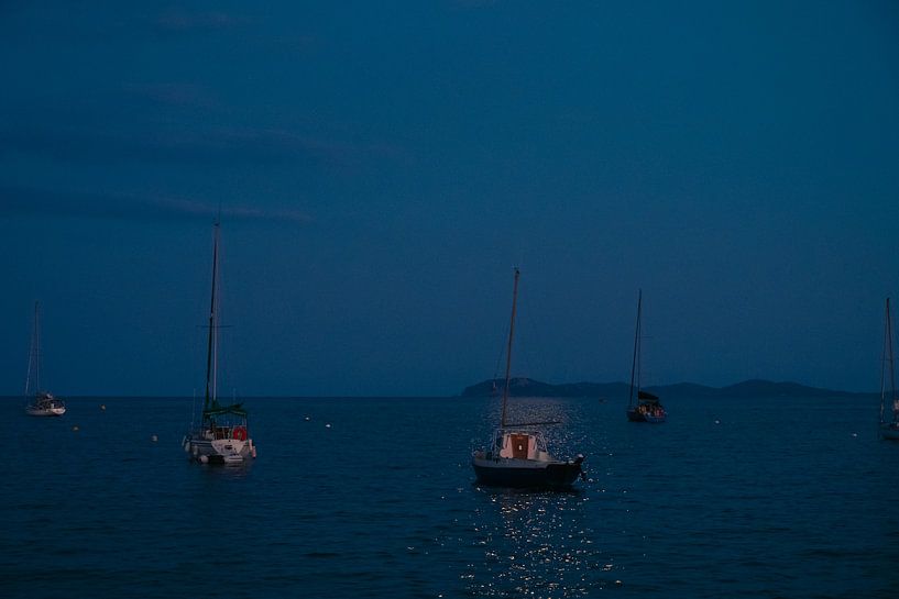 Zeilboten voor anker aan het strand bij maanlicht van Max van der Weide