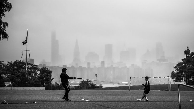 Voetbaltraining met Manhattan in de achtergrond van Rutger van Loo