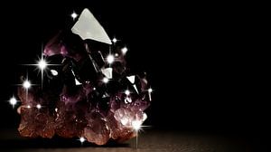 Glitzernder Amethyst im Dunkeln
