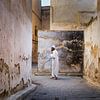 Marokkaanse man bij de oude muren van Fez van Paula Romein