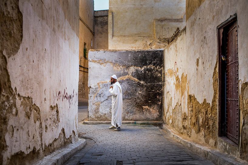 Homme marocain aux anciens murs de Fès par Paula Romein
