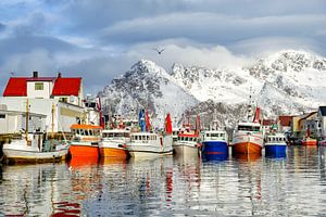 Vissersboten in de haven van Henningsvaer in de Lofoten in Noorwegen van Sjoerd van der Wal Fotografie
