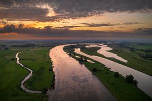 IJssel-Landschaft bei Sonnenuntergang von oben gesehen