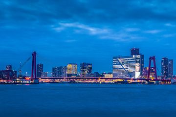 Skyline van Rotterdam bij avond van Rob IJsselstein