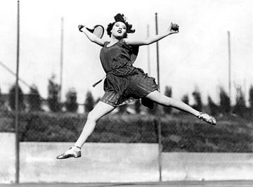 Tennis féminin bondissant, Hollywood, Californie, 1927 (photo noir et blanc) sur Bridgeman Images