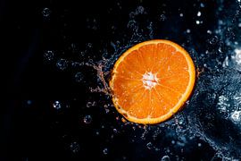 Orange dans les éclaboussures sur fond noir sur Poster Art Shop