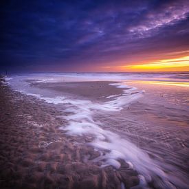 Zonsondergang op Texelse strand. van Justin Sinner Pictures ( Fotograaf op Texel)