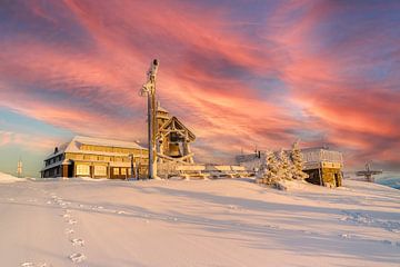 Blick auf den Gipfel des Fichtelberg im Erzgebirge in Sachsen bei Sonnenuntergang von Animaflora PicsStock