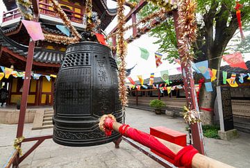 Chinesisch-buddhistischer Tempel mit großer Glocke von Ger Beekes