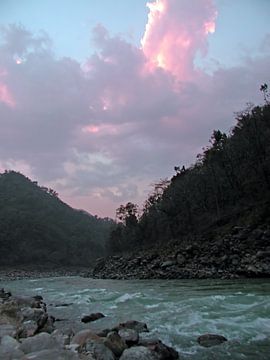 The rivier de Ganges in India met zonsondergang van Eye on You