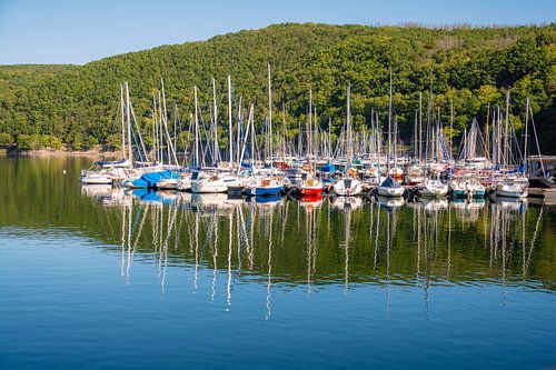 Segelboote, die sich im Wasser eines Sees spiegeln