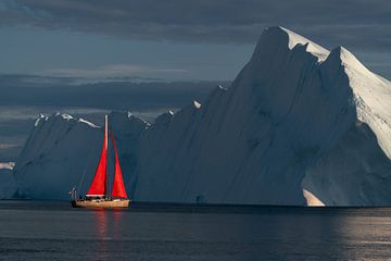 Een zeilboot in het licht van de lage zon in Groenland van Anges van der Logt