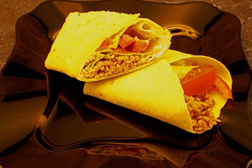 Avocado mince yogurt wraps on black plate by Babetts Bildergalerie