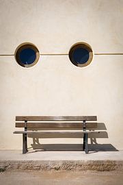 Bank mit zwei runden Fenstern wie ein Gesicht von Studio Zwartlicht