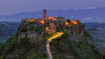 Ein Abend in Civita di Bagnoregio von Henk Meijer Photography