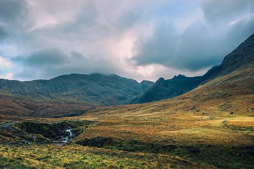 Fairy Pools waterval in Schotland. Wandelpad op het Isle of Skye in Groot-Brittannië