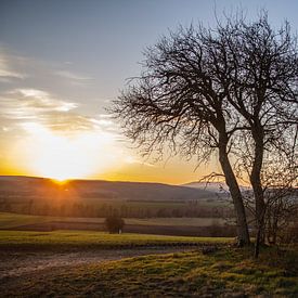 Zonsondergang in de richting van Kreuzberg in de Rhön van Martin Flechsig