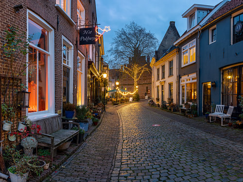 Historische straat in Doesburg tijdens het blauwe uur